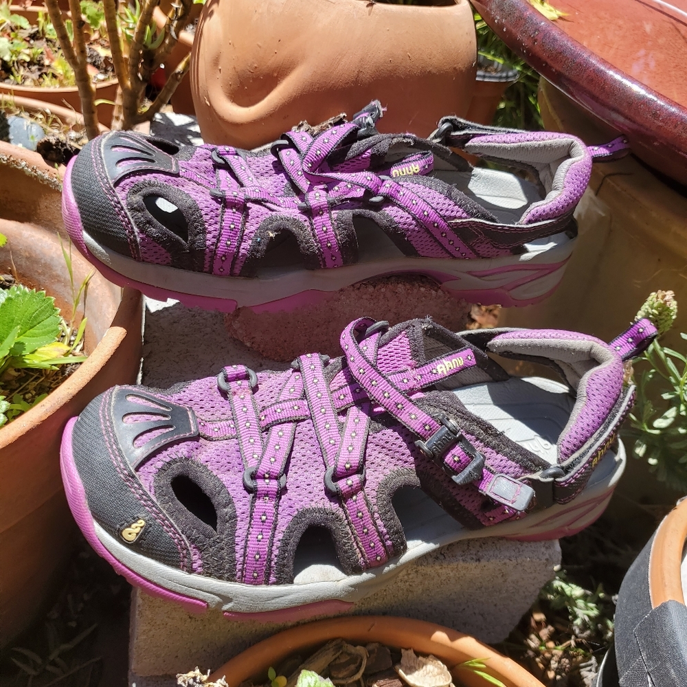 Ahnu Water 💧 Hiking 🏃‍♀️ Shoe in Magenta sz 7